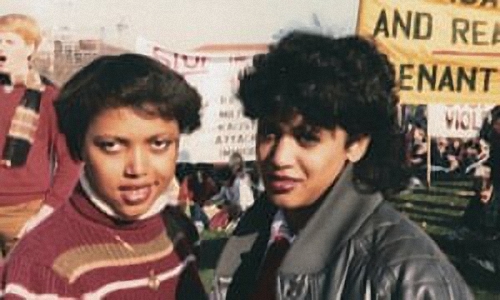 Kamala Harris (rechts) op een betoging tegen apartheid